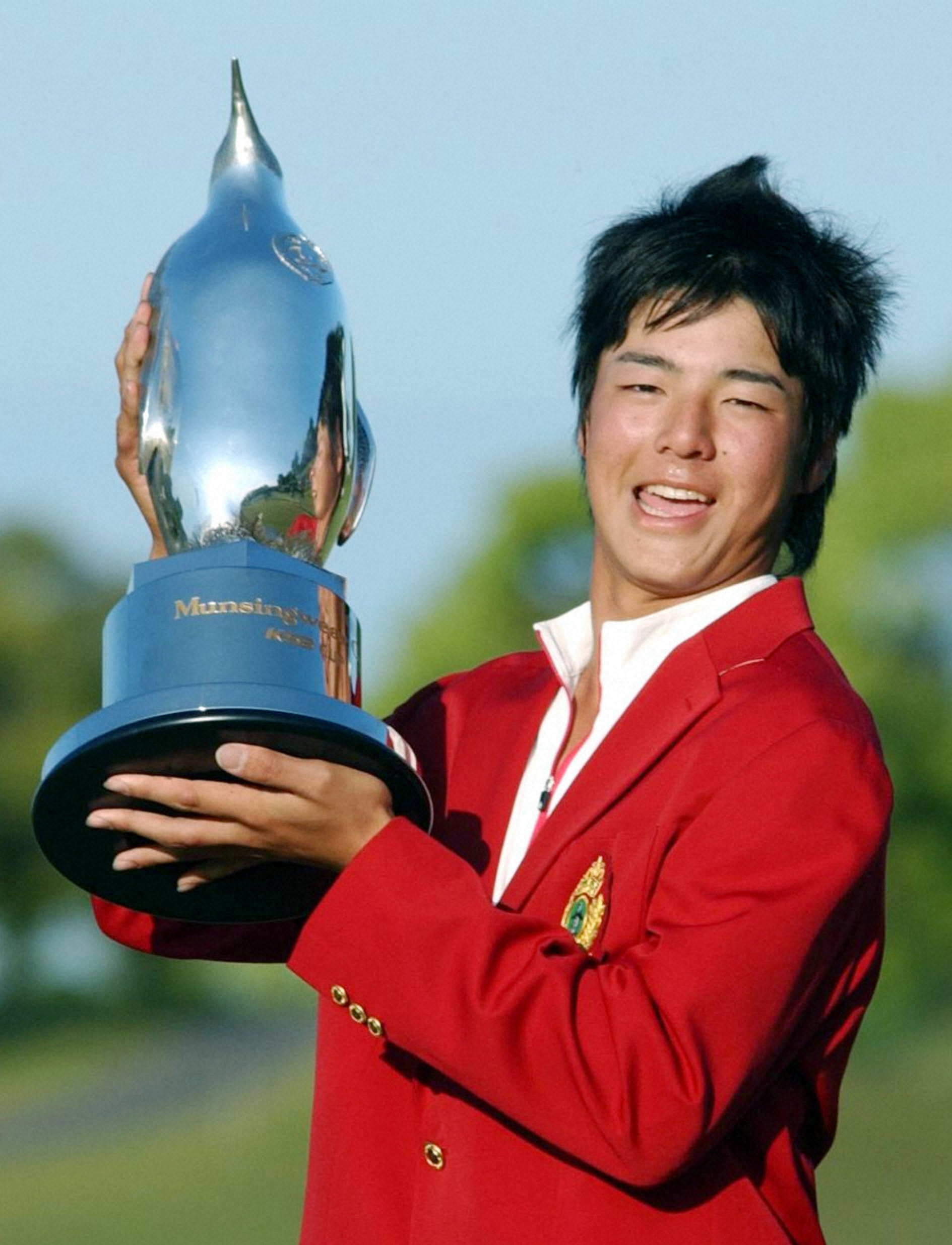2007年、史上最年少で優勝しトロフィーを掲げる高校1年生の石川遼選手