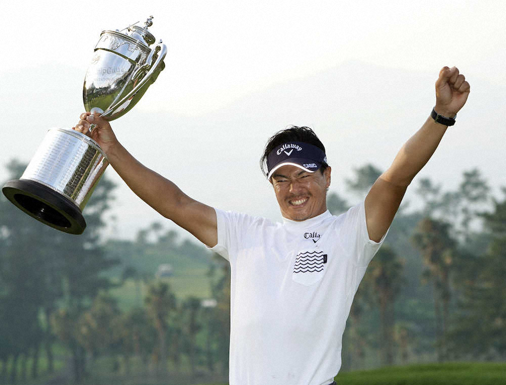 ゴルフの日本プロ選手権で優勝し、トロフィーを手に大喜びの石川遼
