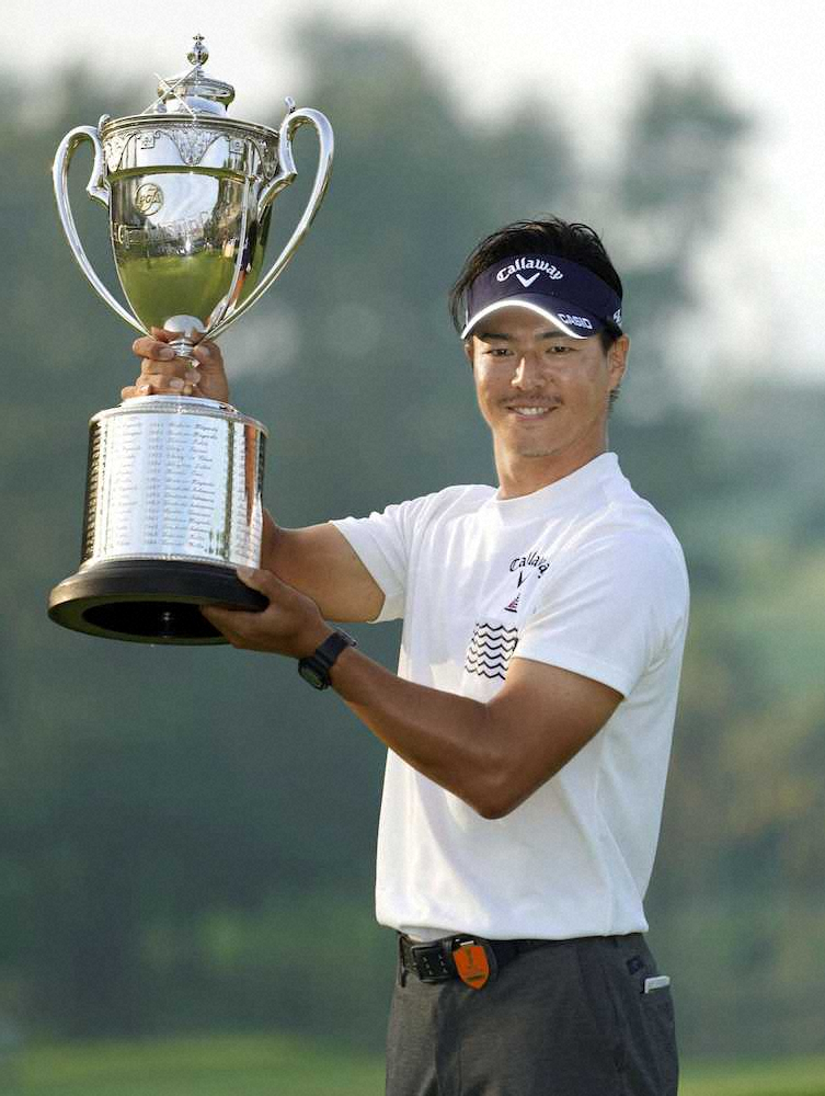 ゴルフの日本プロ選手権で優勝し、トロフィーを手にする石川遼