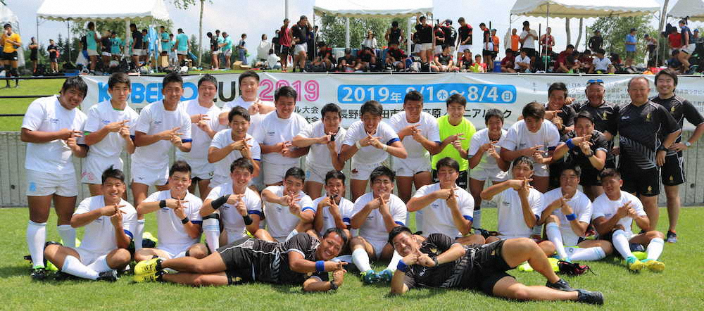 全国高等学校合同チーム大会U17で4年ぶり3度目の優勝を果たした関東選抜は関東のKの文字をつくって喜びを表現