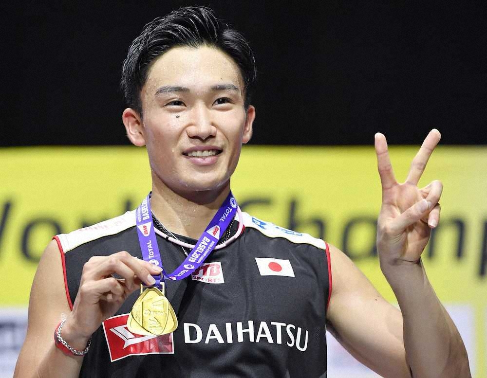 世界バドミントン男子シングルスで優勝し、金メダルを持ち笑顔の桃田。日本勢初となる2連覇を達成