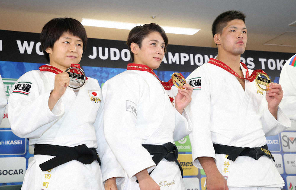 ＜2019世界柔道選手権3日目＞メダルを手に笑顔を見せる（左から）芳田、出口、大野（撮影・会津　智海）