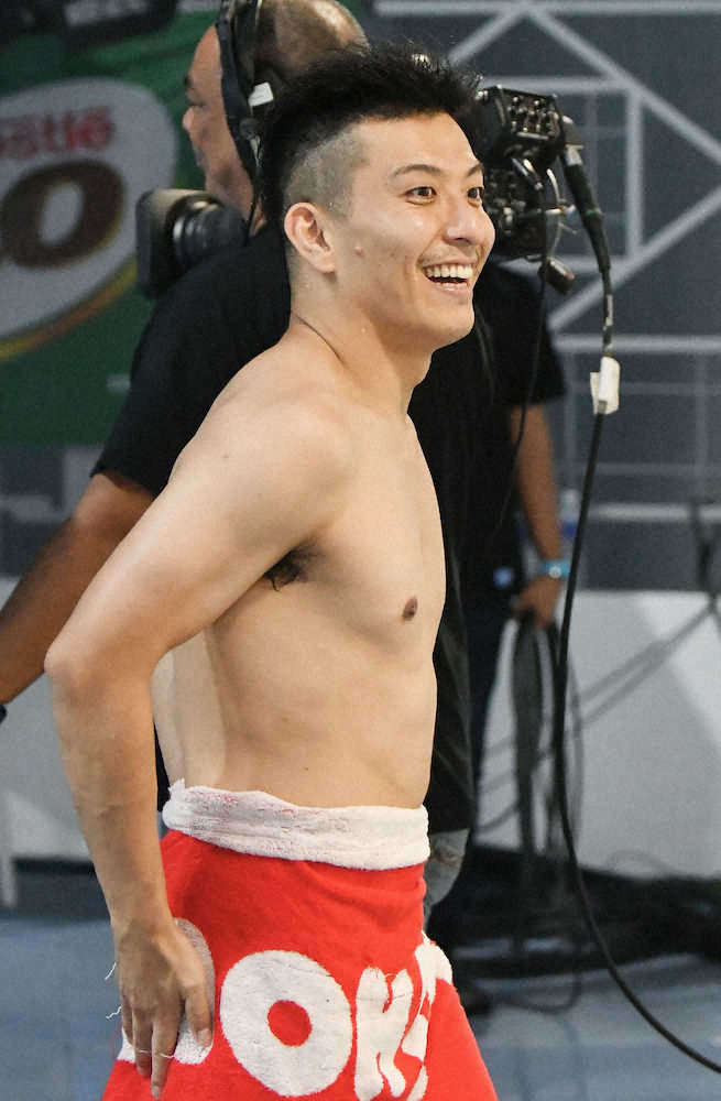 飛び込みのアジア・カップ男子3メートル板飛び込みで優勝し、笑顔の寺内健。東京五輪代表に決まった