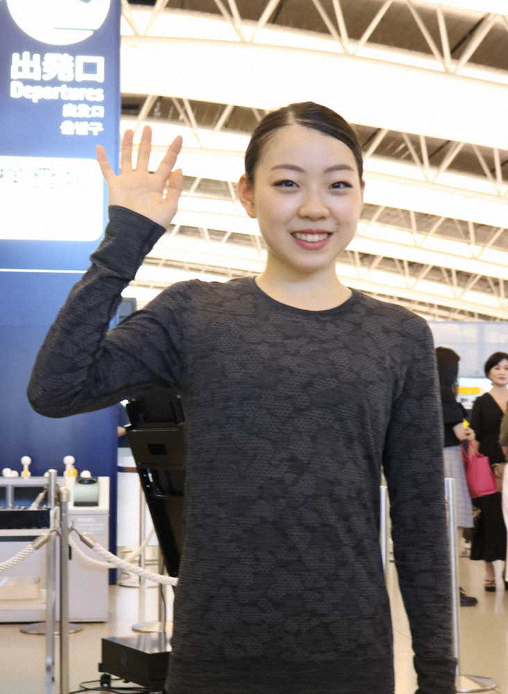 フィギュアスケートの今季初戦の地、カナダへ向けて関西空港を出発した日本女子のエース・紀平梨花