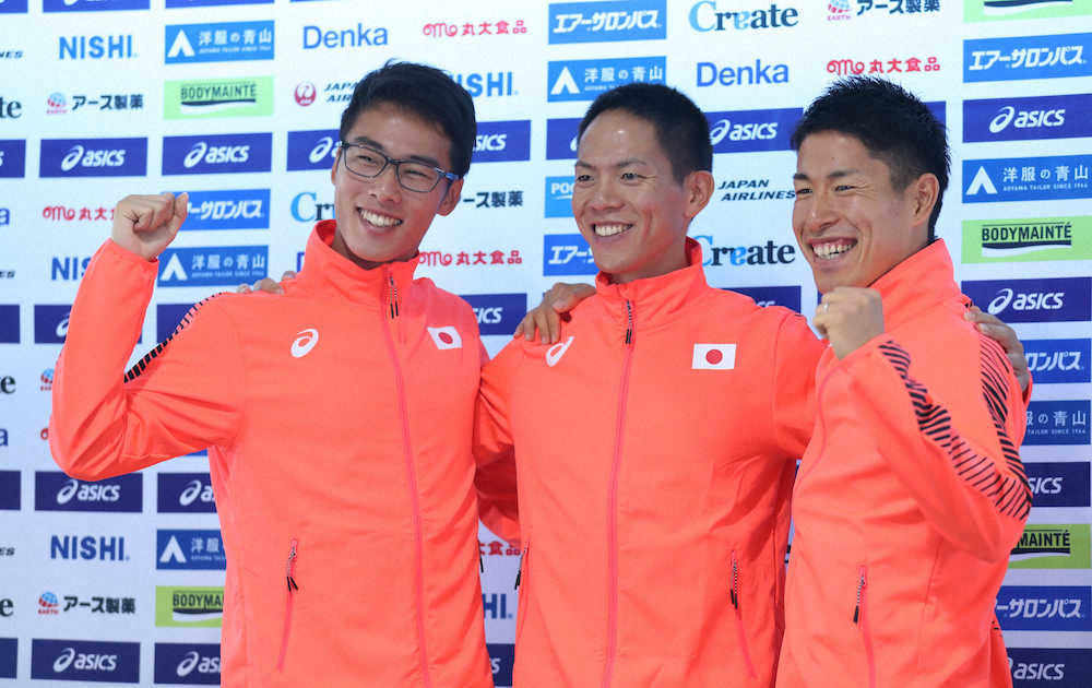 笑顔でフォトセッションに臨む男子50キロ競歩の（左から）野田明宏、鈴木雄介、勝木隼人（撮影・小海途　良幹）