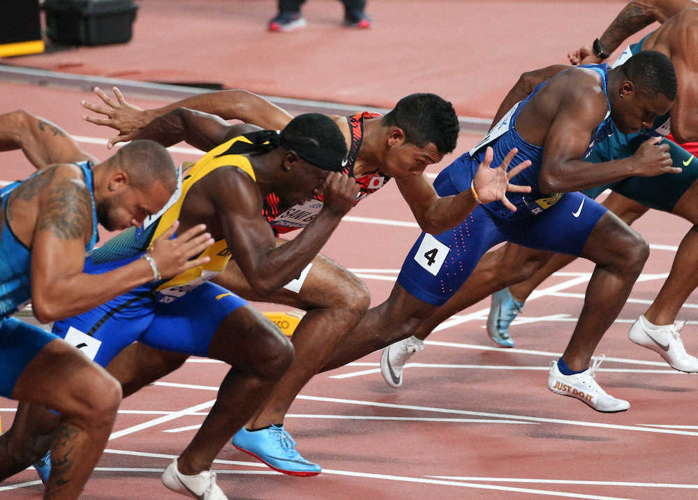 ＜世界陸上初日＞男子100メートル予選、スタートするサニブラウン・ハキーム（右から2人目）とコールマン（右）（撮影・小海途　良幹）