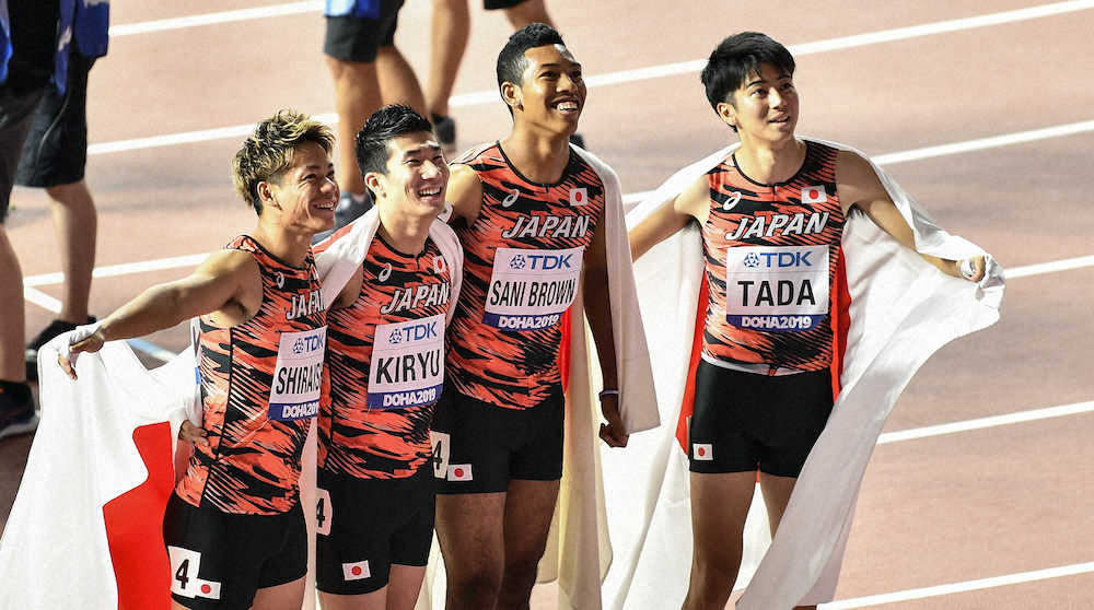 銅メダルを獲得し、笑顔の（左から）白石黄良々、桐生祥秀、サニブラウン、多田修平（ＡＰ）