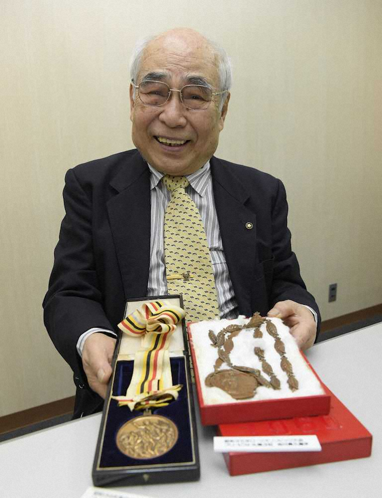 1960年ローマ五輪（右）と64年東京五輪の射撃フリーピストルで獲得した二つの銅メダルを見せる吉川貴久氏