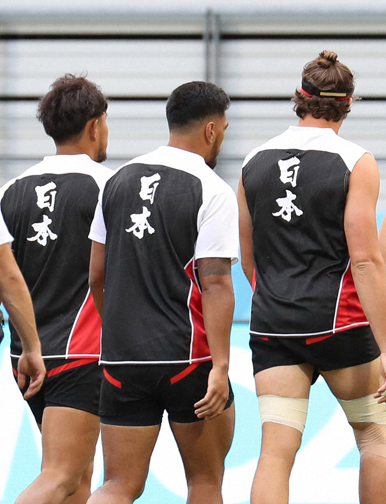 背中に「日本」を背負い練習しているラグビー日本代表