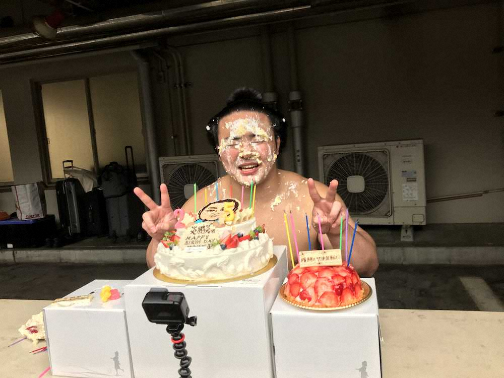 “顔面ケーキ”で誕生日を祝福された炎鵬