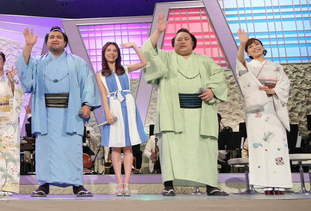 16年2月、福祉大相撲で共演した高安（左）と杜このみ（右）