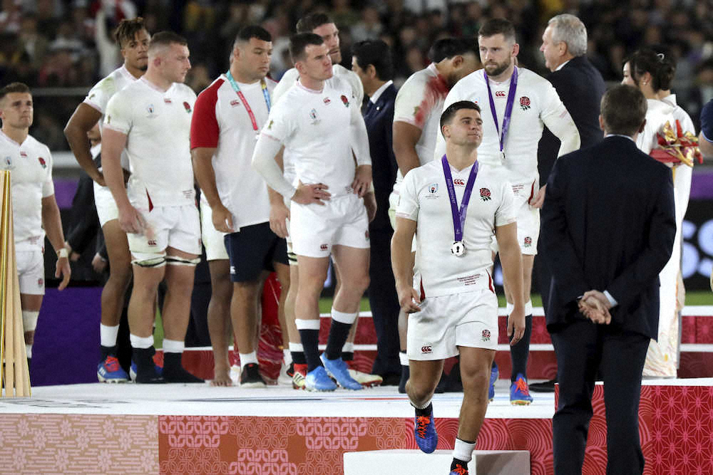銀メダルを掛けられるも悔しそうな表情のイングランドの選手たち（ＡＰ）