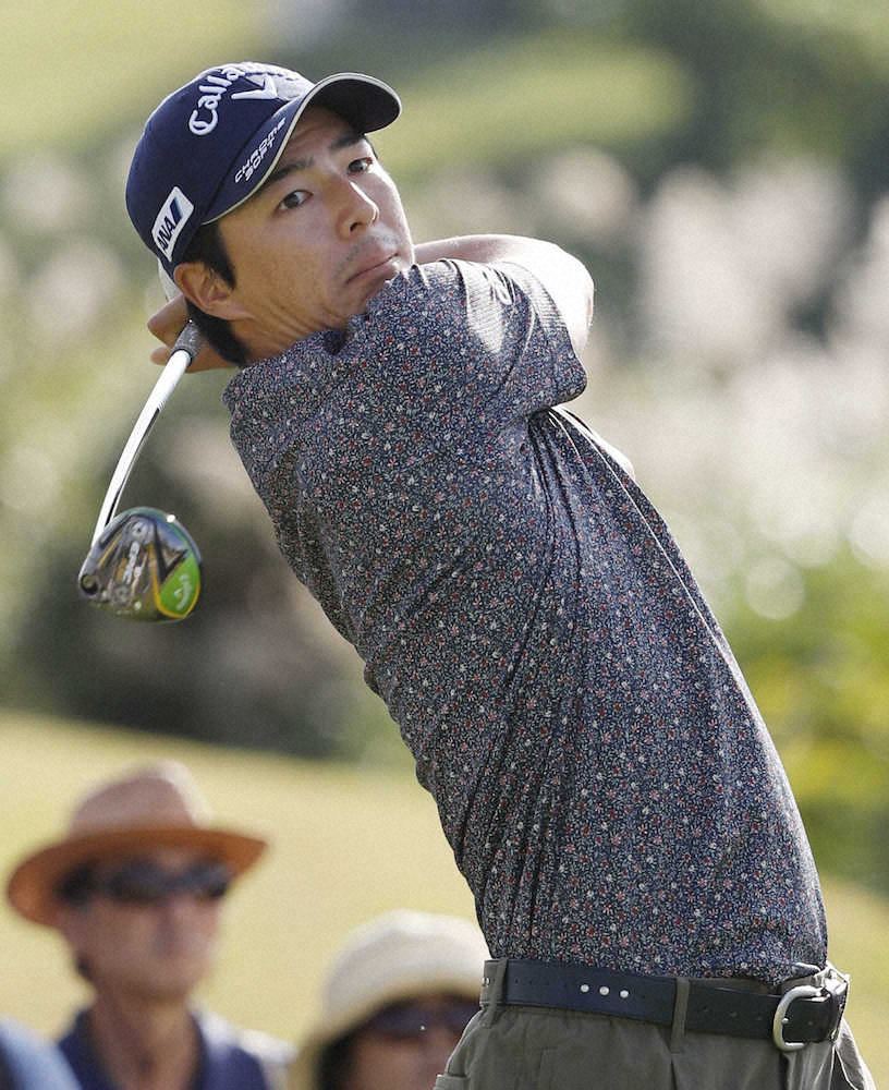 ＜平和PGMゴルフ第2日＞15番でティーショットを放つ石川遼。通算5オーバーの84位で今季初の予選落ちとなった