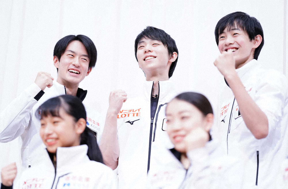 NHK杯会見で笑顔を見せる（左から）山本草太、羽生結弦、島田高志郎（撮影・小海途　良幹）