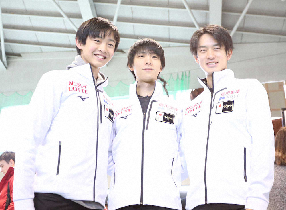 SPの滑走順抽選を終え笑顔を見せる（左から）島田高志郎、羽生結弦、山本草太（撮影・小海途　良幹）
