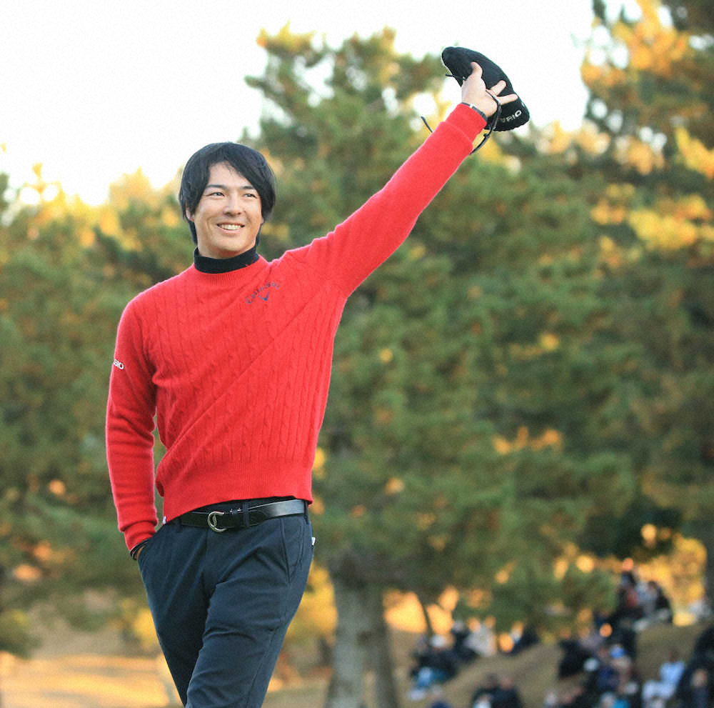 ＜ゴルフ日本シリーズJT杯・最終日＞優勝を飾りギャラリーの声援に笑顔で応える石川遼（撮影・西尾　大助）
