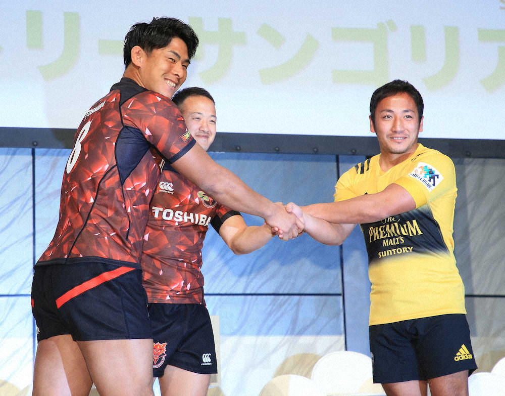 トップリーグのプレスカンファレンスで握手を交わす（左から）東芝・徳永、同・小川、サントリー・流（撮影・吉田　剛）