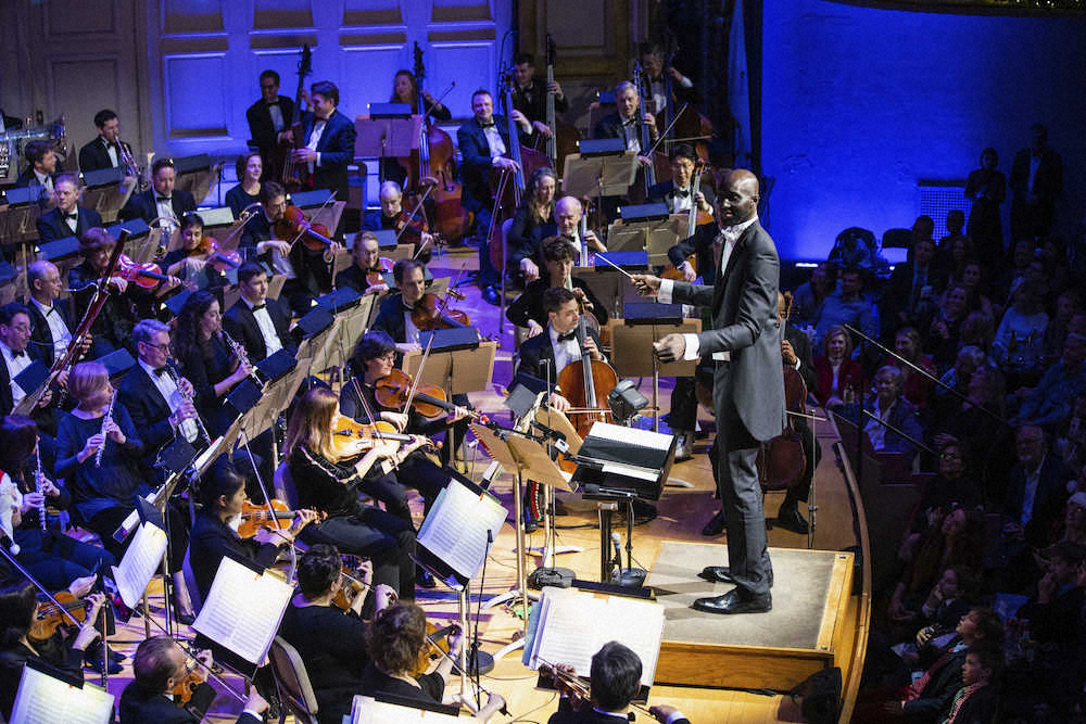 ボストン・ポップス・オーケストラを指揮したNBAセルティクスの新人フォール（AP）