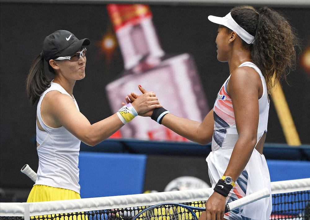 ＜全豪オープン女子シングルス2回戦＞試合後、笑顔で握手を交わす大坂なおみ（右）と鄭賽賽（AP）
