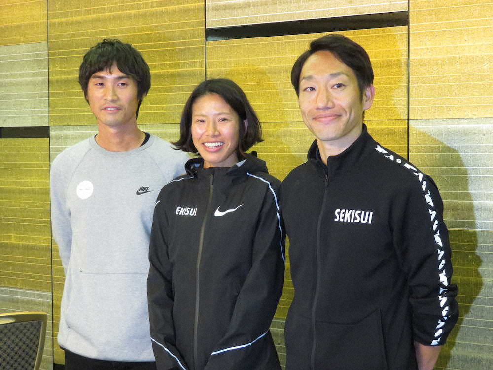 会見後に記念撮影する（左から）横田コーチ、新谷、野口監督