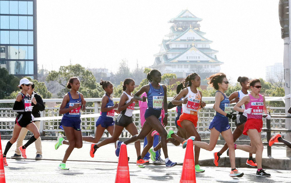大阪城を背に力強い走りを見せる松田瑞生（右）。左は福士加代子（撮影・北條　貴史）
