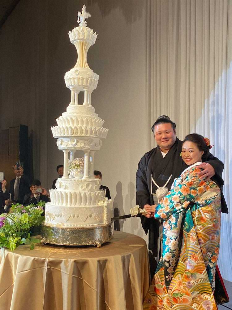 結婚披露宴でケーキ入刀する豊山（左）と真梨絵さん