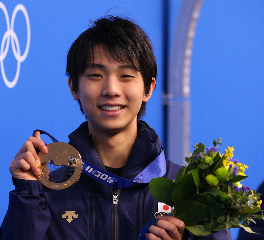 14年ソチ五輪、フィギュア日本男子初の金メダルを獲得し、メダルを笑顔で披露する羽生結弦