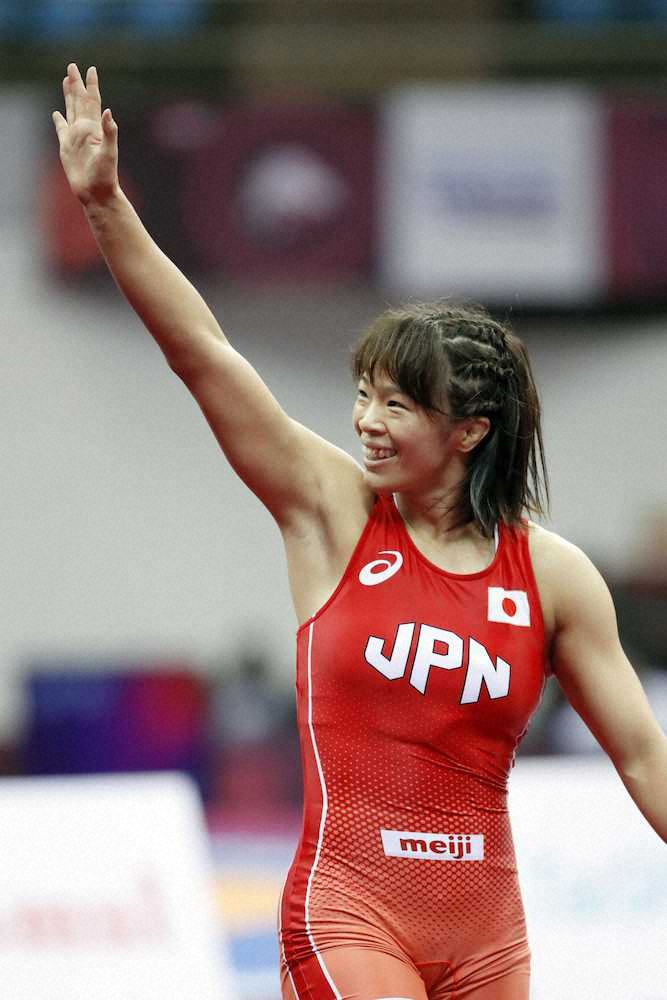 女子57キロ級で優勝し、歓声に応える川井梨