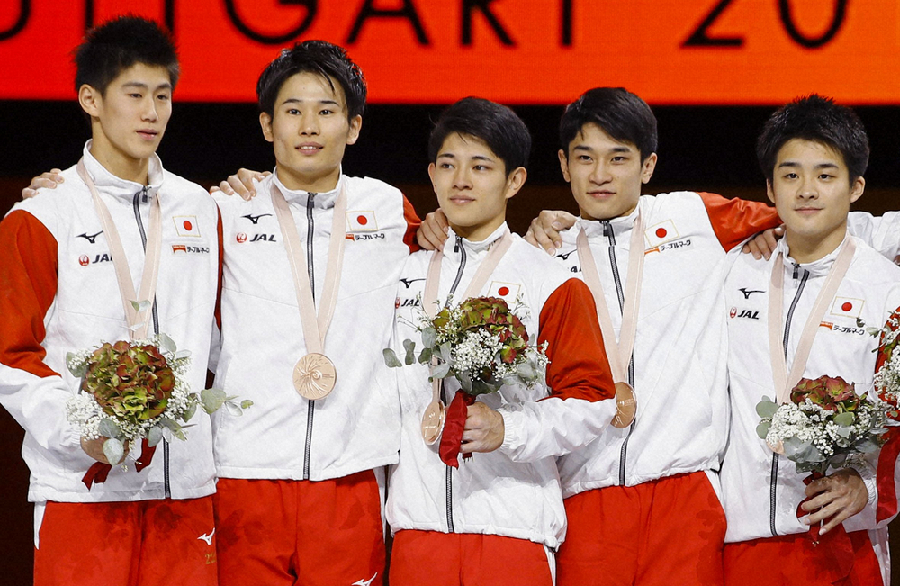 昨年世界選手権で銅メダルを獲得した日本男子団体総合メンバー（左から）橋本、萱、谷川翔、谷川航、神本