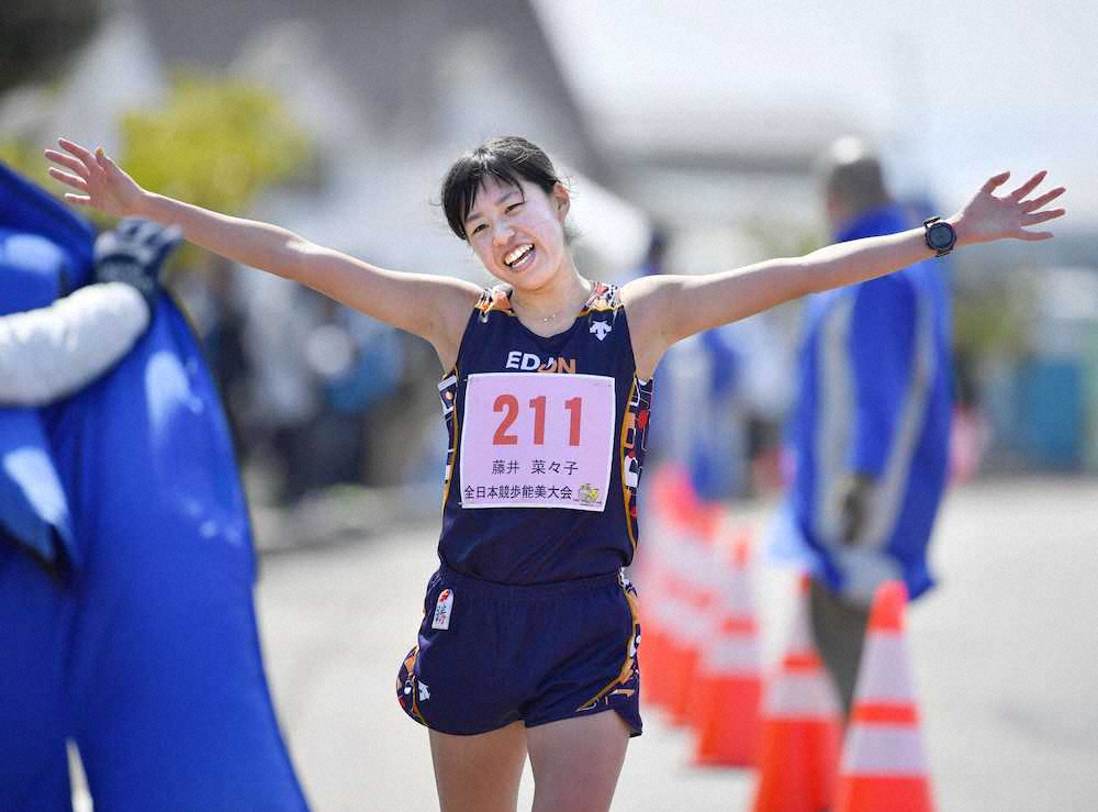 女子20キロで優勝し、笑顔を見せる藤井菜々子。東京五輪代表に内定