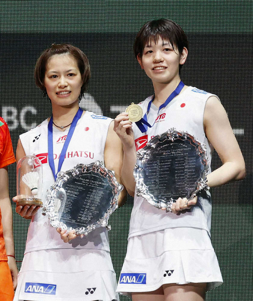 女子ダブルスで優勝し表彰式で笑顔の福島（左）、広田組