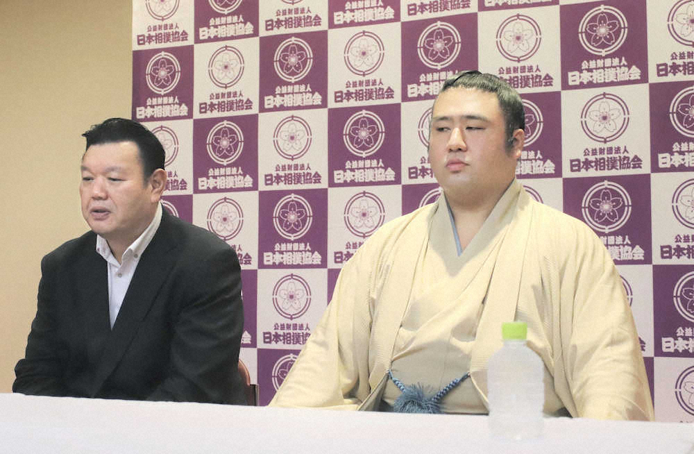 オンラインで現役引退の記者会見をする栃煌山。左は春日野親方（日本相撲協会提供）