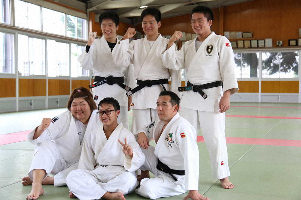 宇都宮高校の柔道部員らと笑顔の朝比奈沙羅（前列左）