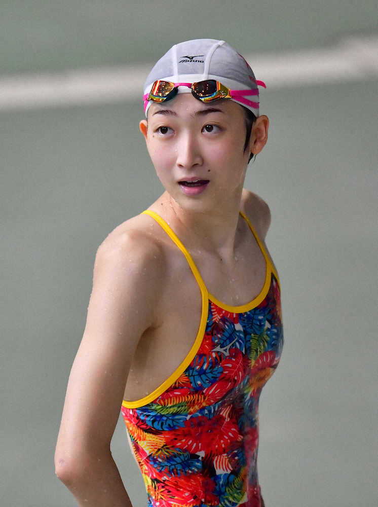 ＜東京都特別水泳大会＞試合前の練習で、いったんプールから上がった池江璃花子（代表撮影）