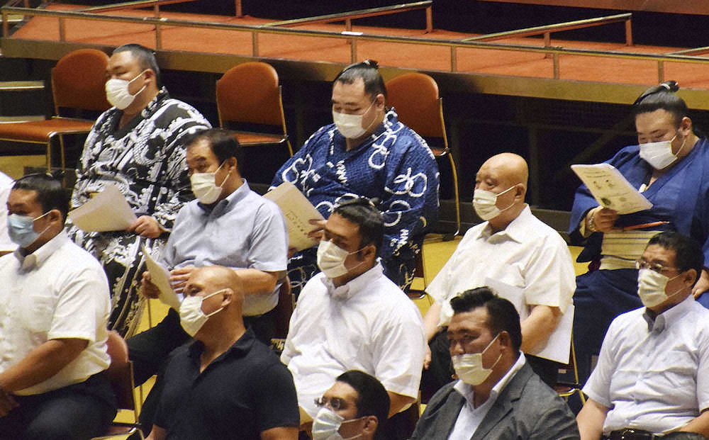 日本相撲協会の新型コロナ対策の講習会に出席した横綱鶴竜（後列中央）ら