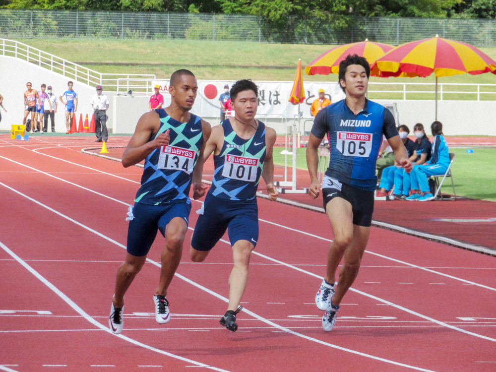 男子100メートルの１本目に出場した（左から）ケンブリッジ、小池、飯塚