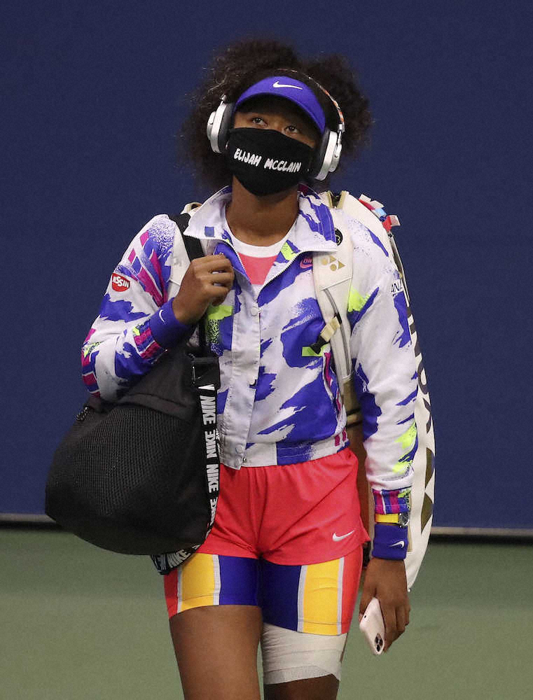 全米オープンテニスの女子シングルス2回戦で、エリジャ・マクレーンさんの名前入りマスクをつけて登場した大坂なおみ