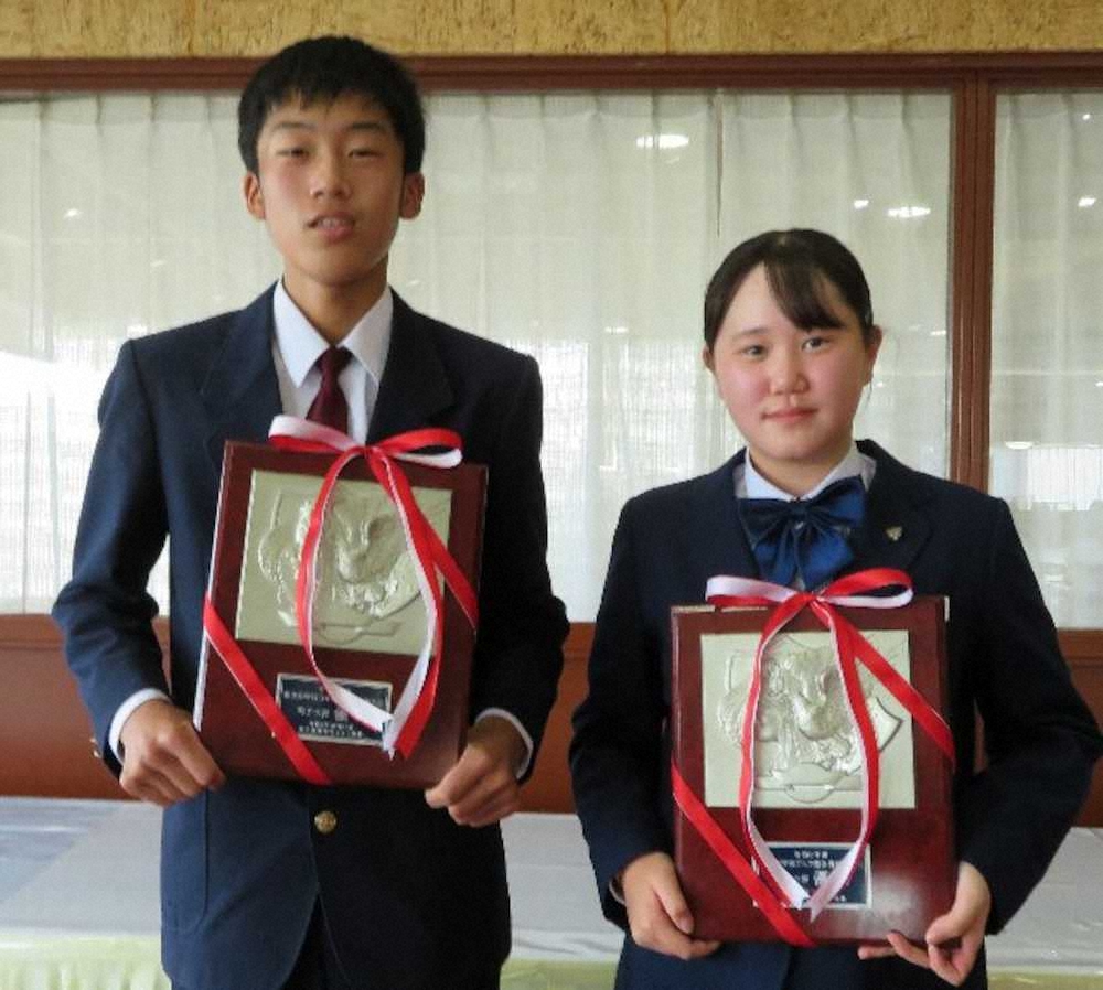 東北中学ゴルフ選手権で男子優勝の工藤（左）と女子優勝の倉林