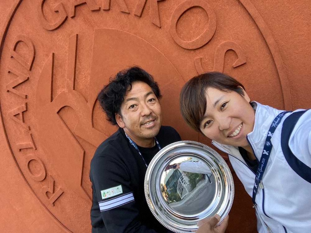 全仏オープン準優勝のシャーレとともに古賀雅博コーチと記念撮影する大谷桃子（提供・大谷桃子）