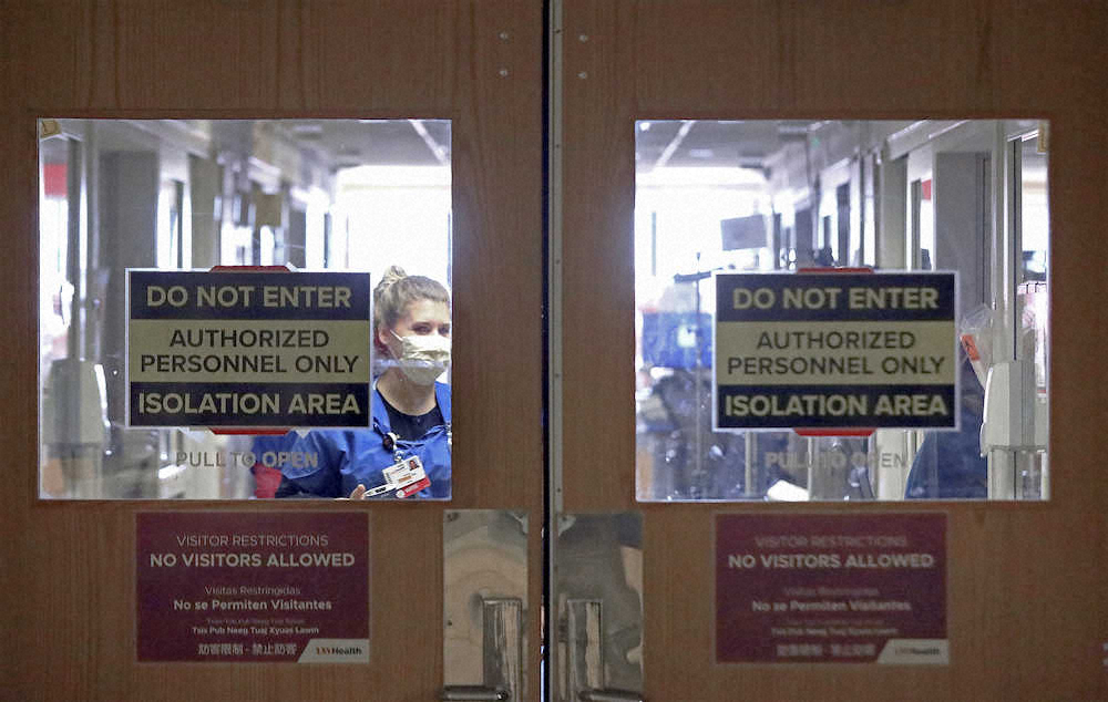 感染者病棟への入院患者が急増しているウィスコンシン州マディソン市内の病院（AP）
