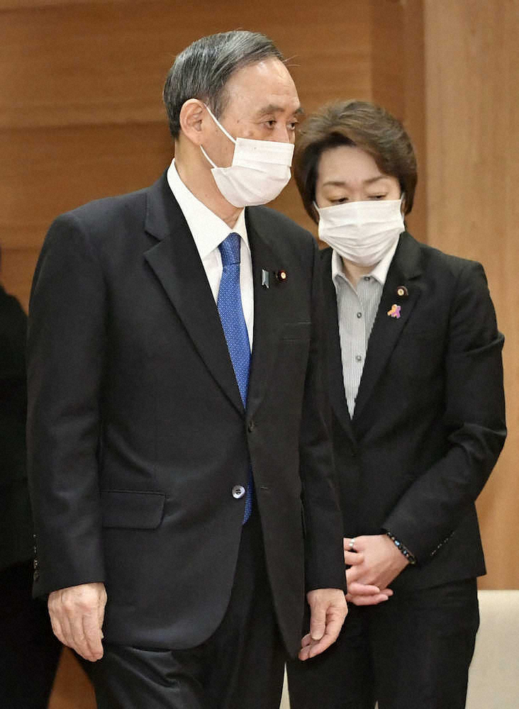 閣議に臨む菅首相。右は橋本五輪相＝12日午前、首相官邸