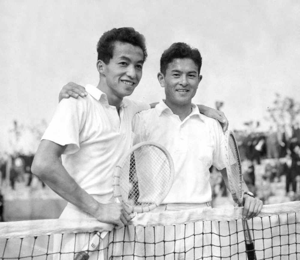 加茂公成選手（右）と肩を組む宮城淳選手＝1954年10月
