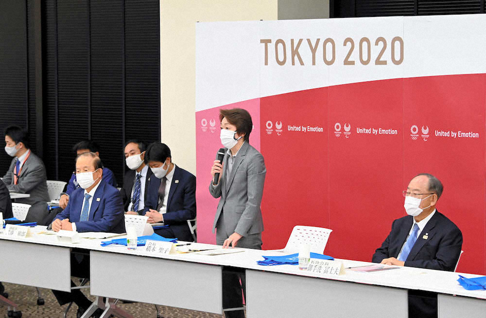 東京2020組織委員会の理事会であいさつする橋本聖子会長（中央）。右は御手洗冨士夫名誉会長、左は武藤敏郎事務総長（代表撮影）