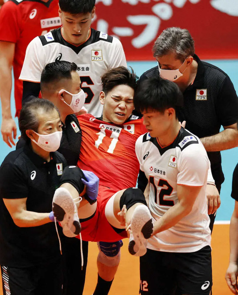 バレーボール男子日本代表の紅白戦で、足首を負傷し運び出される西田（11）