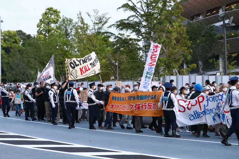 東京五輪パラリンピック開催の中止を求めるデモ行進が9日夕、陸上競技のテストイベントが行われていた東京・国立競技場周辺で行われた