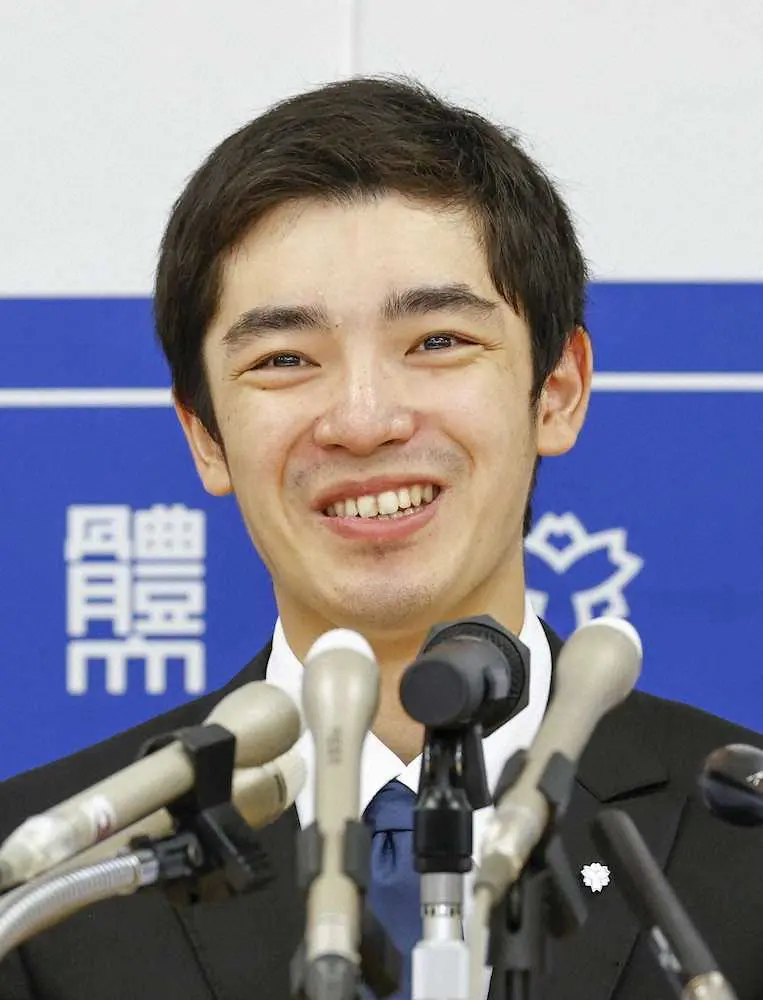 記者会見で現役引退を表明した体操の白井健三
