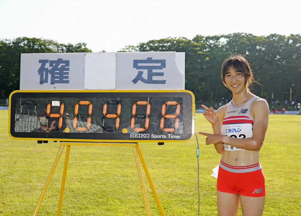 女子1500メートルで4分4秒08の日本新記録をマークし、笑顔でポーズをとる田中
