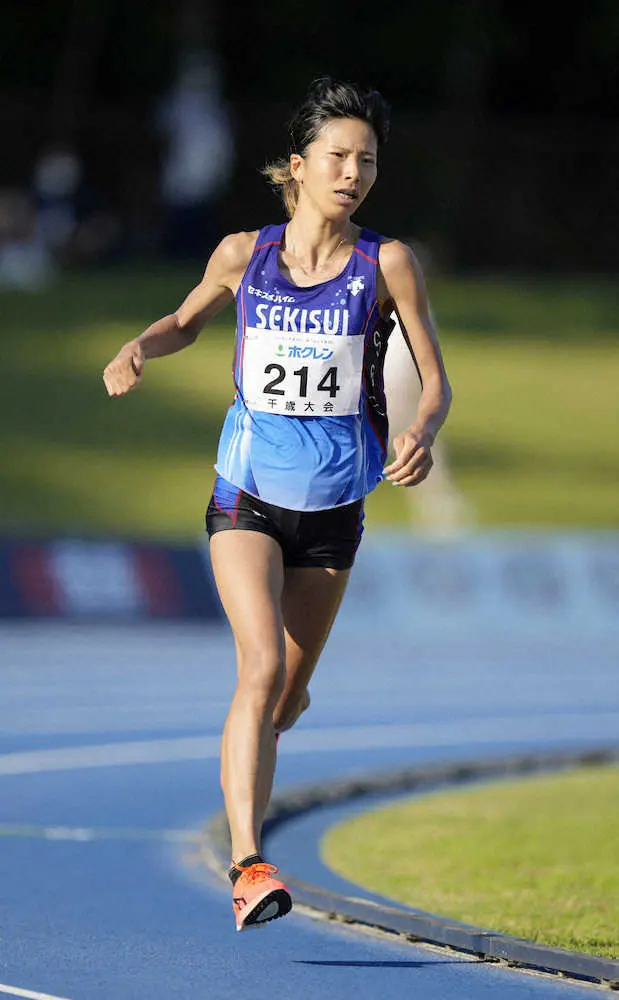 女子1500メートルで力走する新谷仁美（代表撮影）