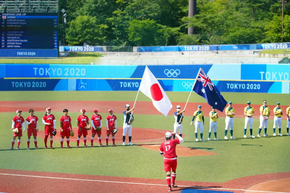 ＜日本・オーストラリア＞試合前の整列へ向かう上野（中央下）（撮影・会津　智海）