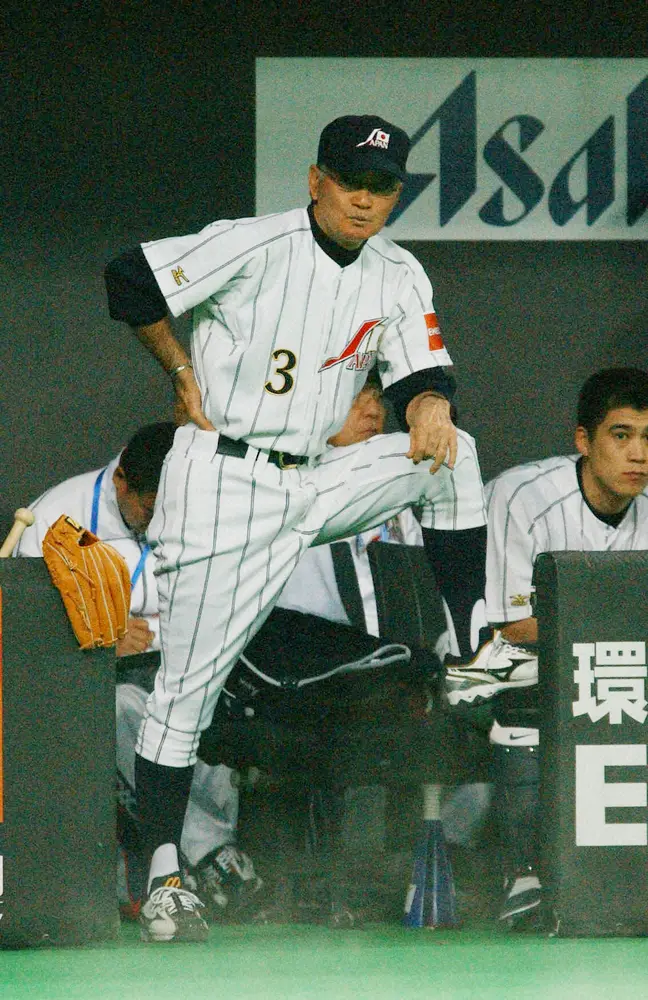 2003年のアジア野球選手権・台湾戦で、ベンチから戦況を見つめる野球日本代表の長嶋茂雄監督